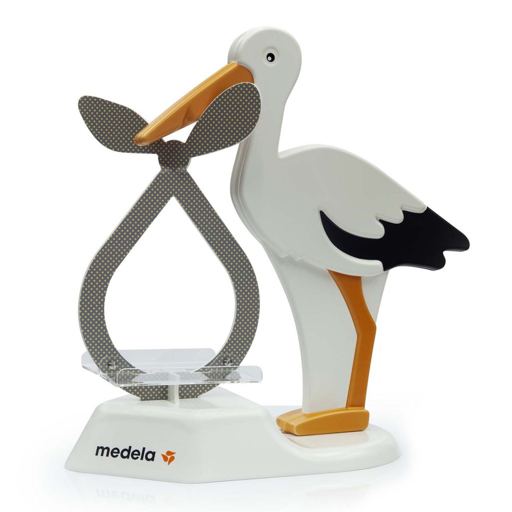 Dieser dreidimensionale Storch für die Neugeborenen-Experten von Medela wurde von uns bedruckt, tiefgezogen und fertig montiert. Entwickelt und gebaut bei RIWA Display GmbH in Garching bei München.