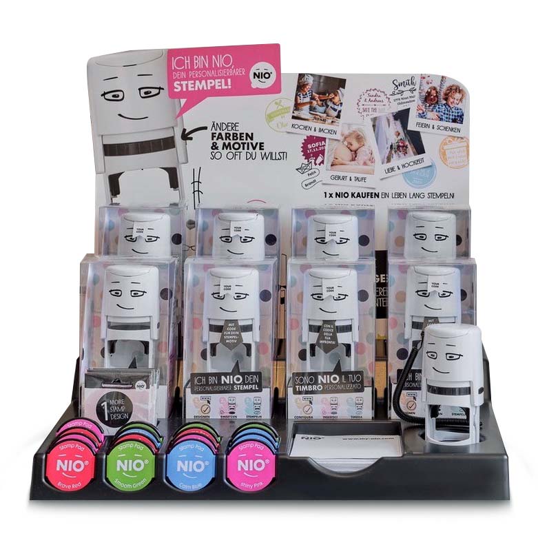 "Stempel dein Leben bunter" könnte der Titel dieses warentragenden Präsentationsdisplays aus sortenreinem Kunststoff lauten: Wir haben für den Hersteller NIO Stempel ein Muster, leere Zettel zum probstempeln und natürlich viel Platz für Ware vorgesehen.