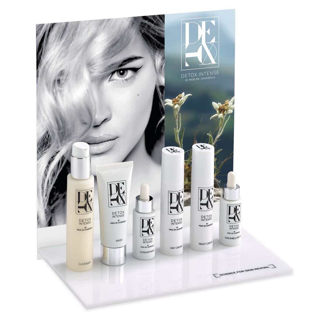 Ein Universaldisplay für verschiedene Produkte des Herstellers DeTox Intense. Produziert in echtem Upcycling - aus Post-Consumer-Kunststoff wird ein langlebiges Verkaufsdisplay. Hergestellt in Garching bei München von RIWA Display GmbH.