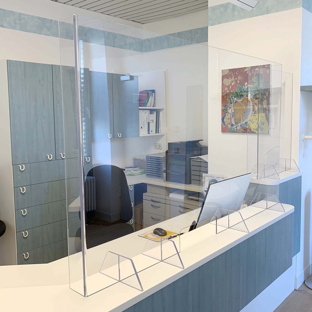 Maßanfertigung einer Infektionsschutzwand aus unzerbrechlichem und glasklarem Polycarbonat für eine Arztpraxis. Entwickelt und produziert von RIWA Display GmbH in der Universitätsstadt Garching bei München.